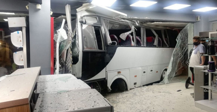 İzmir'de İşçileri Taşıyan Minibüs Mobilya Mağazasına Daldı!