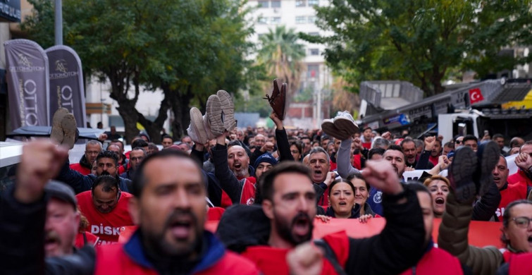 İzmir'de İşçilerin Çıplak Ayaklı Eylemi