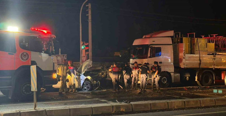 İzmir'de kırmızı ışıkta bekleyen araçlara tır çarptı: 1'i ağır 5 yaralı