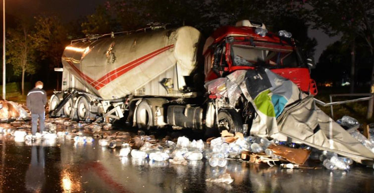 İzmir’de Kontrolden Çıkan Tır, Beton Mikserine Çarptı