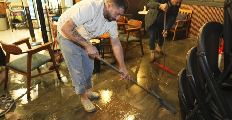İzmir'de Kuvvetli Sağanak ve Fırtına Hayatı Olumsuz Etkiledi