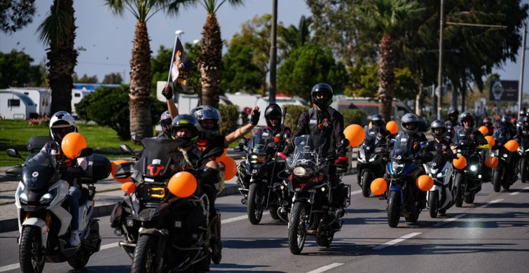 İzmir'de Lösemili Çocuklar İçin Farkındalık Yürüyüşü ve Şenlik Düzenlendi