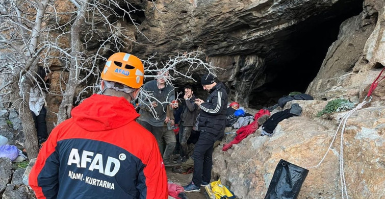İzmir'de Mağarada Çukura Düşen Kişi İçin Kurtarma Operasyonu Başlatıldı