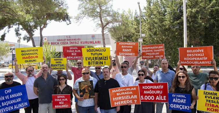 İzmir'de Mağdurlar Kırmızı Halı ile Eylem Yaptı