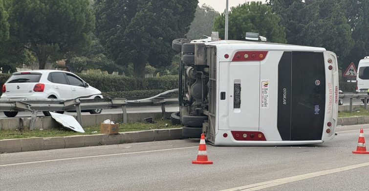 İzmir'de Midibüs Devrildi: 5 Yaralı