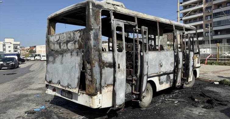 İzmir'de Midibüste Yangın: 16 Yaşındaki Çocuk Hayatını Kaybetti