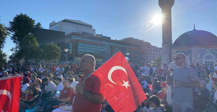 İzmir’de milli heyecan meydanlara taştı: Dev ekranda Dünya Kupası coşkusu