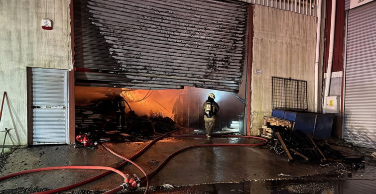 İzmir'de Mobilya Atölyesi Yangınına Müdahale Ediliyor