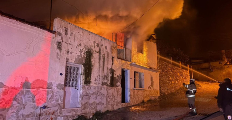 İzmir'de Müstakil Evde Yangın: 1 Kişi Hayatını Kaybetti