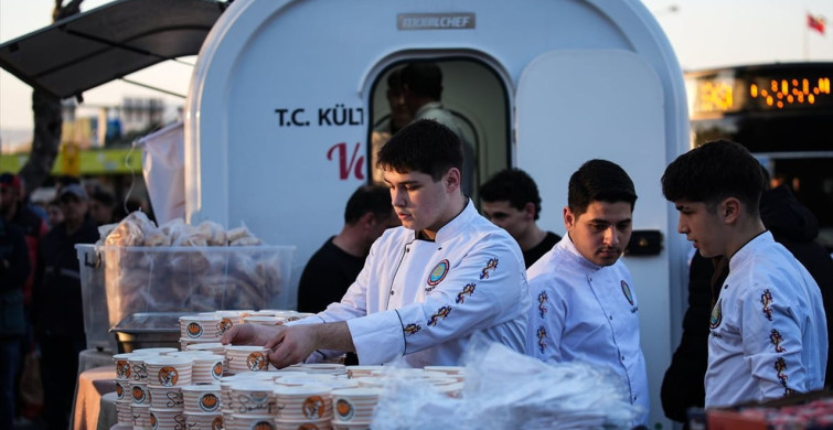 İzmir'de Öğrencilerden İftar İkramı