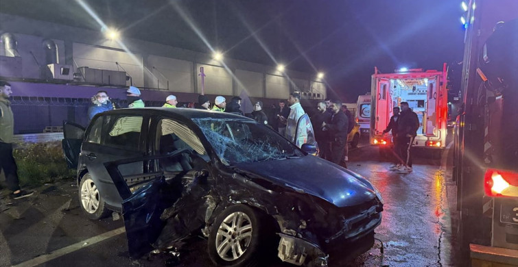 İzmir'de Otomobil Çarpışması: 4 Yaralı