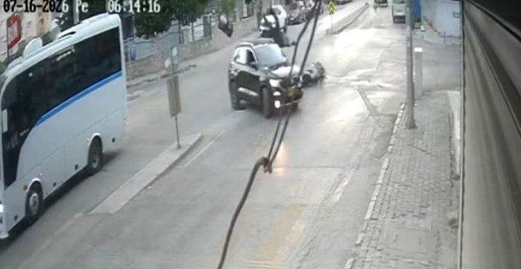 İzmir'de otomobilin motosiklete çarpıp olay yerinden kaçtığı kaza güvenlik kamerasında