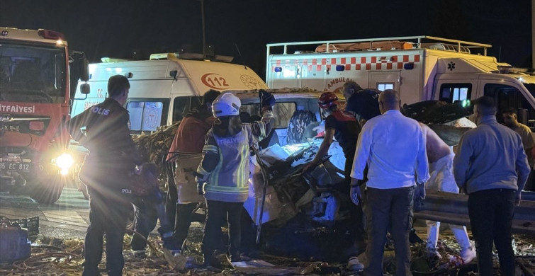 İzmir'de Otoyolda Kamyonet Kazası: 3 Kişi Kurtarıldı