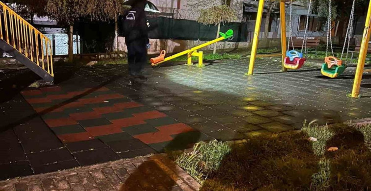 İzmir'de Parkta Bıçaklı Saldırı