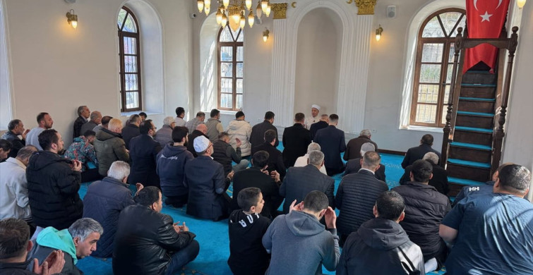 İzmir'de Restore Edilen 132 Yıllık Asmalı Mescit İbadete Açıldı