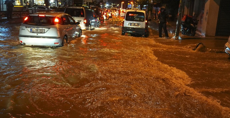 İzmir'de Sağanak ve Fırtına Hayatı Zora Soktu