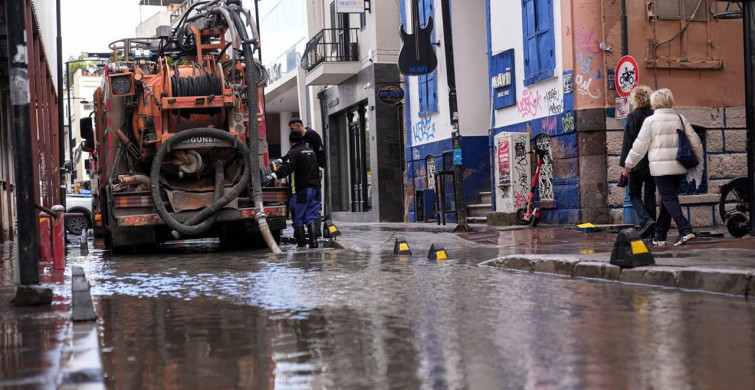 İzmir'de Sağanak Yağış Hayatı Olumsuz Etkiliyor