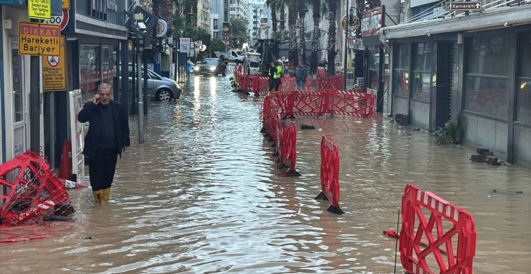 İzmir'de Sağanak Yağış İş Yerlerini Su Bastı