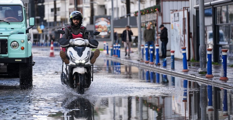 İzmir'de Sağanak Yağışlar Sonrası Çökme ve Tahliye