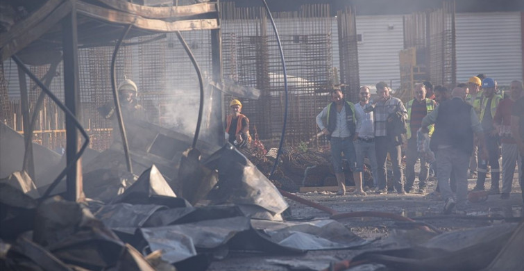 İzmir'de Şantiye Yangını: Konteynerler Kullanılamaz Hale Geldi