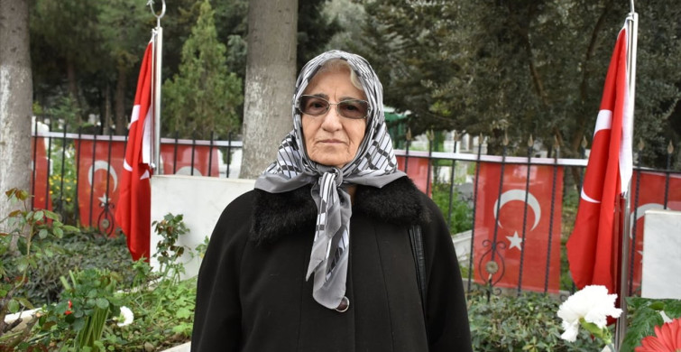 İzmir'de Şehit Aileleri Arife Günü Mezarlıkları Ziyaret Etti