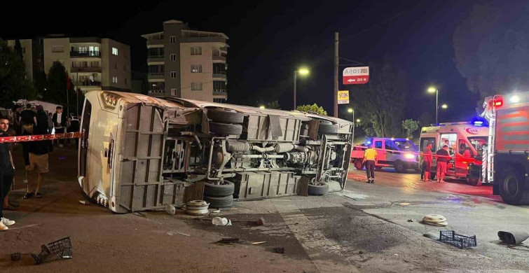 İzmir'de servis otobüsü ile otomobil çarpıştı: 4 yaralı
