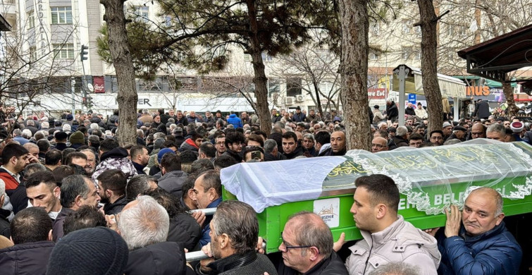 İzmir'de Silahlı Saldırıya Uğrayan Gözde Akbaba'nın Cenazesi Kırşehir'de Toprağa Verildi