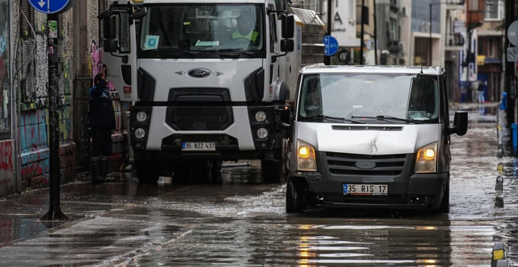İzmir'de Su Baskınları ve Tahliye Çalışmaları Devam Ediyor