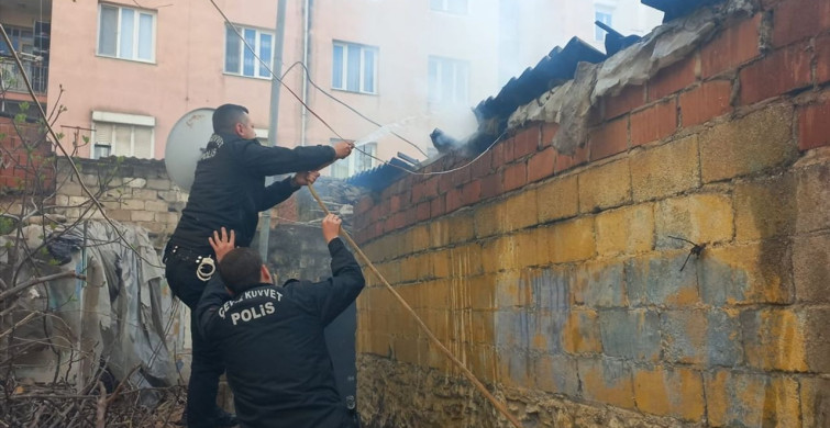 İzmir'de Tavuk Kümesinde Yangın, Ceşitli Ekipler Mücadele Etti
