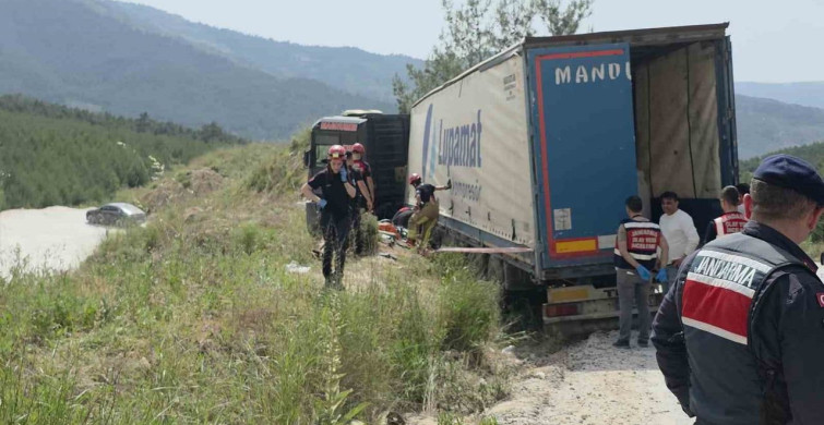 İzmir'de Tır Devrildi: Sürücü Hayatını Kaybetti