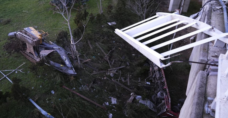 İzmir'de Tırın Viyadükten Düşmesi: 3 Yaralı