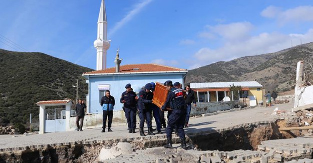 İzmir'de Toprak Kayması Nedeniyle 10 Ev Tahliye Edildi