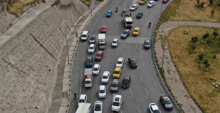 İzmir'de trafiğe kayıtlı araç sayısı 2 milyon 144 bini geçti