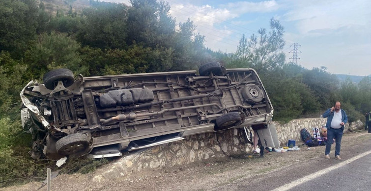 İzmir'de Turistleri Taşıyan Minibüs Devrildi