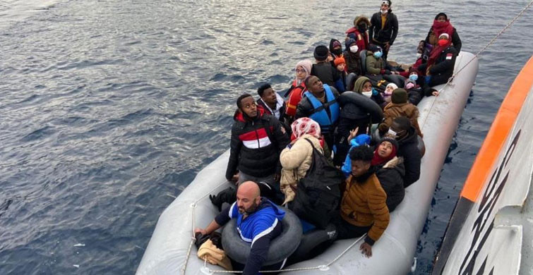 İzmir’de Türk Kara Sularına İtilen 64 Göçmen Kurtarıldı
