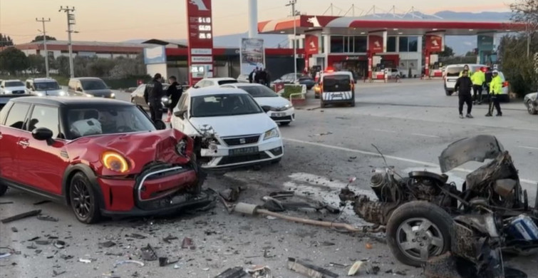 İzmir'de Üç Araçlı Kaza: 3 Yaralı