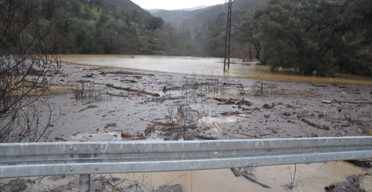 İzmir'de Yağış Sonrası Yol Çökmesi ve Hasar Tespit Çalışmaları