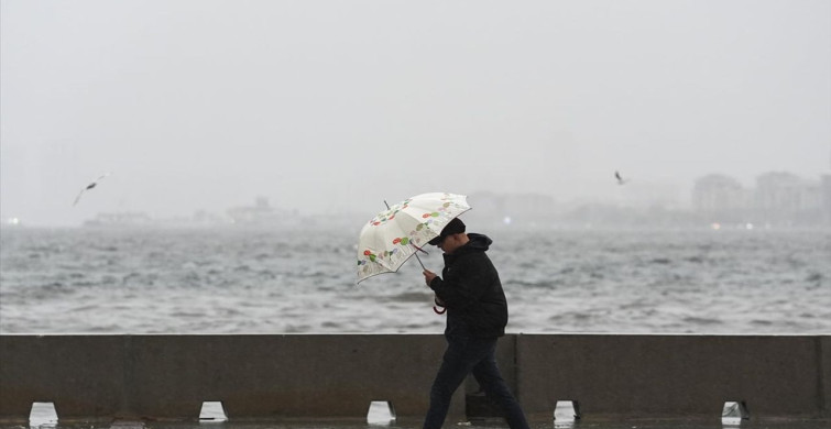 İzmir'de Yağmur ve Fırtına Hayatı Etkiliyor