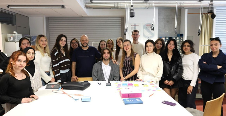 İzmir'de Yapay Zeka ile Sanat: Öğrenciler Tarihi Görüntüleri Tabloya Dönüştürdü