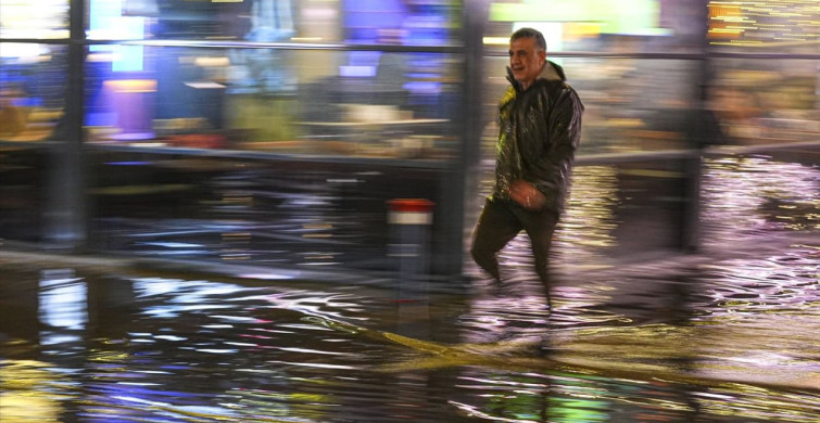 İzmir'de Yoğun Yağışlar İş Yerlerini Vurdu
