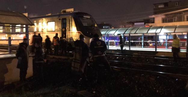 İzmir'de Yolcu Treni Bir Kişiye Çarptı!