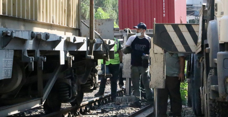 İzmir'de Yük Treni Raydan Çıktı! Seferler Durduruldu