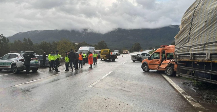 İzmir'de Zincirleme Trafik Kazası: 4 Yaralı