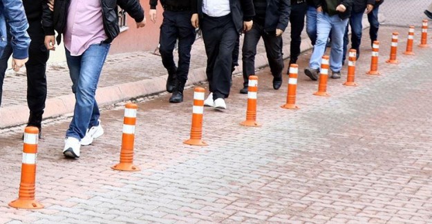 İzmir'deki FETÖ Soruşturmasında Aralarında İş İnsanlarının da Olduğu 17 Kişi Gözaltına Alındı