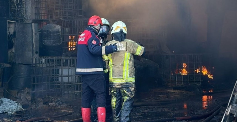 İzmir'deki Geri Dönüşüm Fabrikasında Yangın Kontrol Altına Alındı
