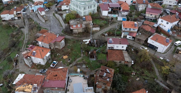 İzmir'deki Şiddetli Yağış ve Rüzgar Hayatı Olumsuz Etkiledi