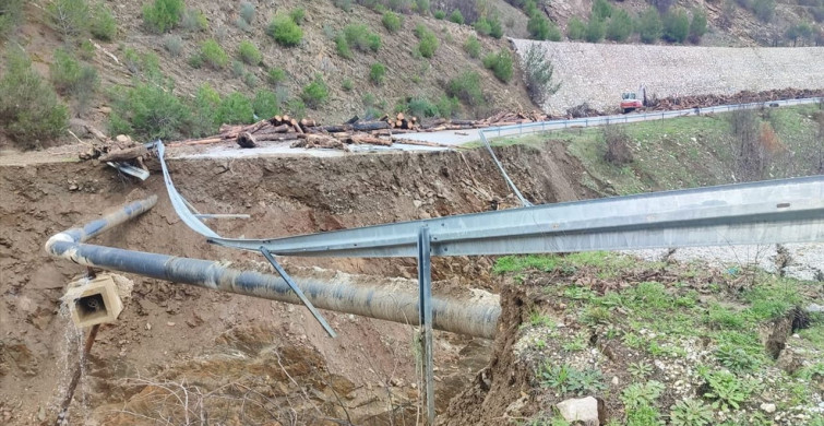 İzmir'deki Şiddetli Yağışlar Yol ve Köprü Yıkımına Neden Oldu