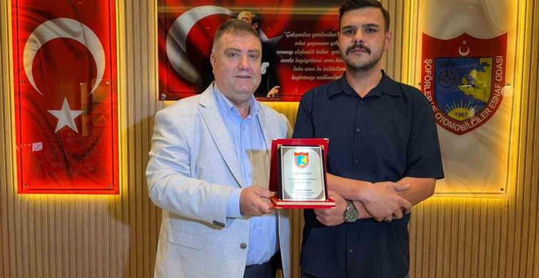 İzmir'deki taksici, unutulan eşyaları sahibine teslim etti ve plaket aldı