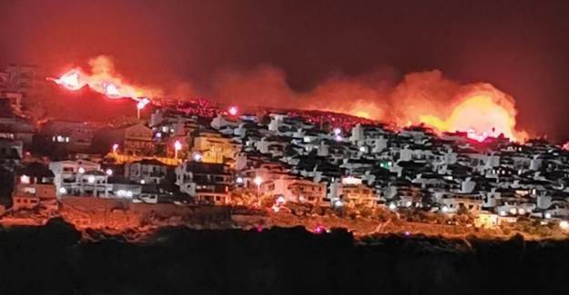 İzmir'in Karaburun İlçesi Alev Alev Yandı: İşte Korkutan Görüntüler