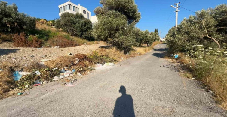 İzmir'in Karaburun ilçesinde çöp sorunu mahalleliyi isyan ettirdi